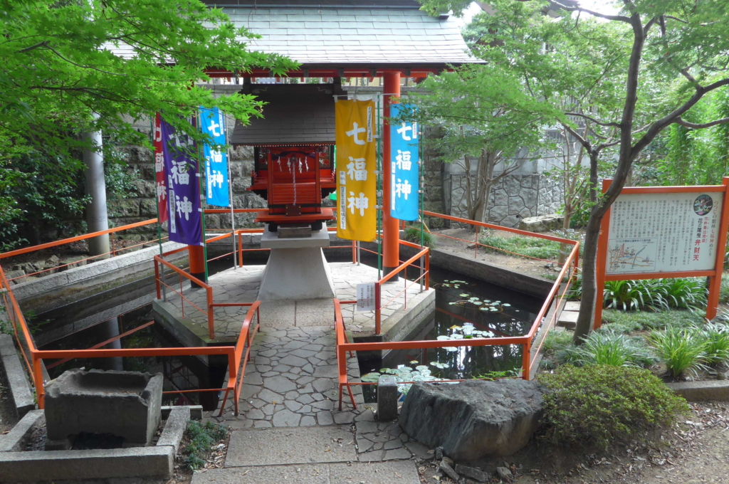 尾引稲荷神社 弁天池