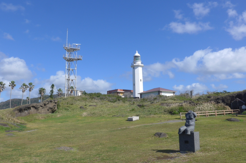 野島埼灯台とオブジェ