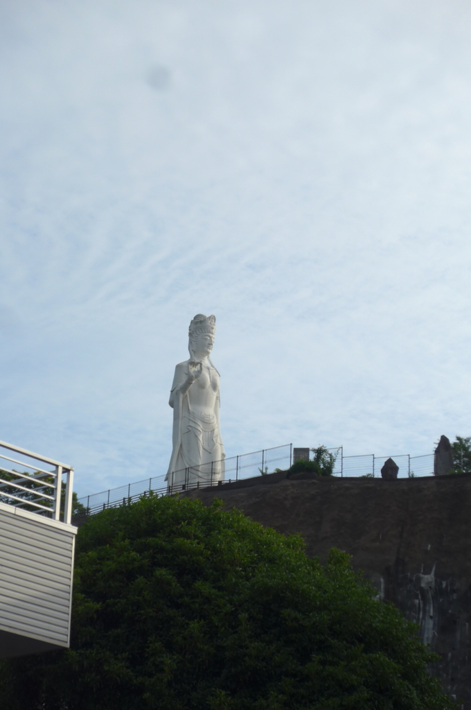 民家の間から見た平和観音