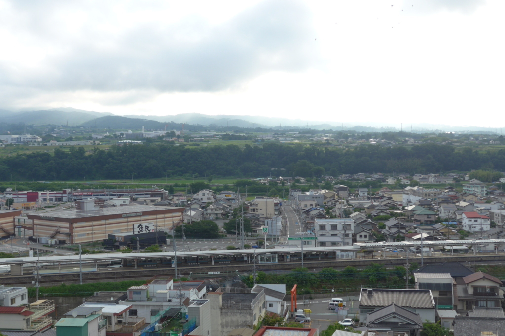 平和観音から見た景観（韮崎駅、魚民）